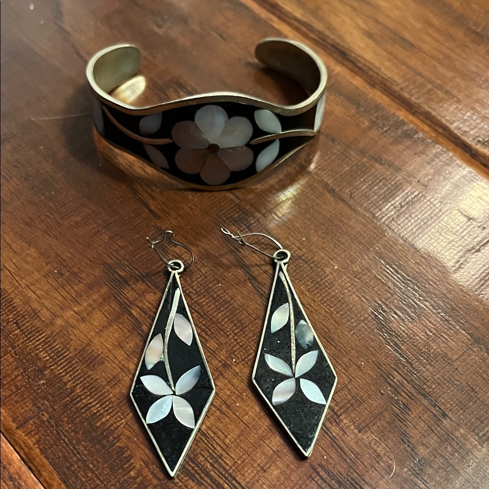 Vintage Matching Black and Silver Floral Cuff Bracelet & Dangling Earrings Set.